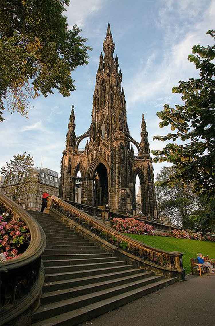 Our-world-is-a-book-Edinburghs-Literary-Attractions-Walter-Scott-Monument-1